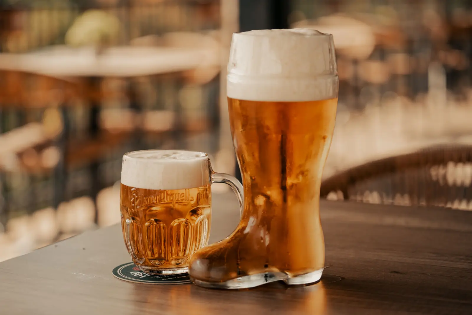 Bier im Krug und im Stiefel
