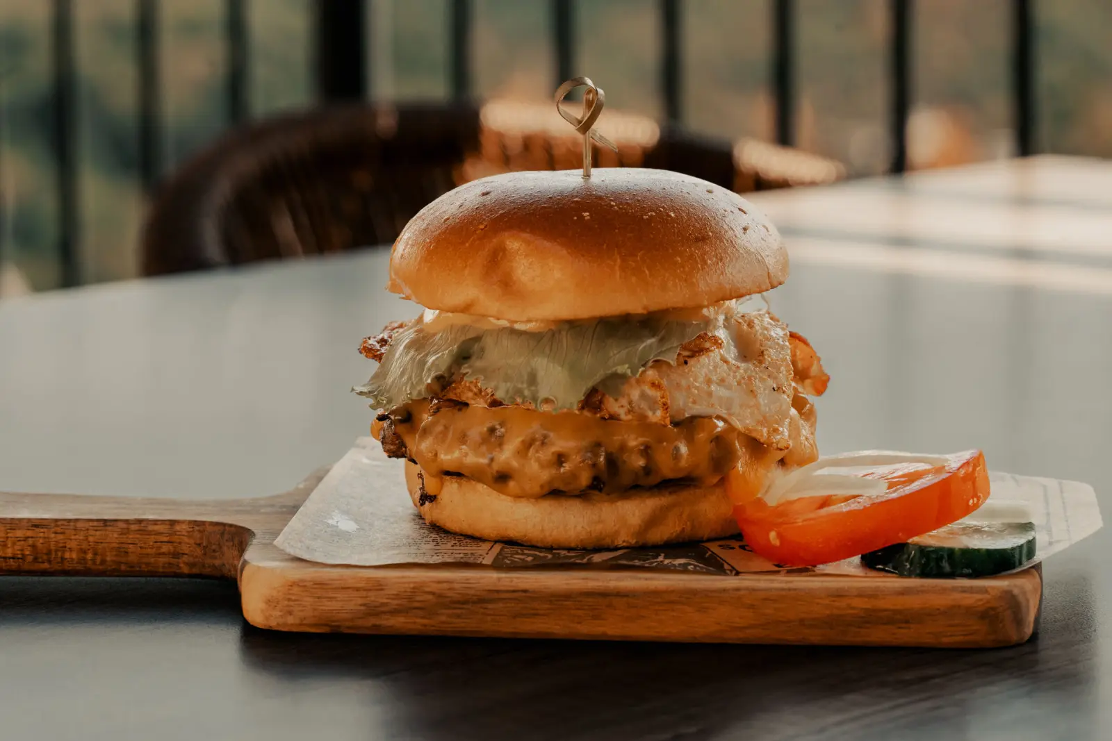 Burger auf der Terrasse