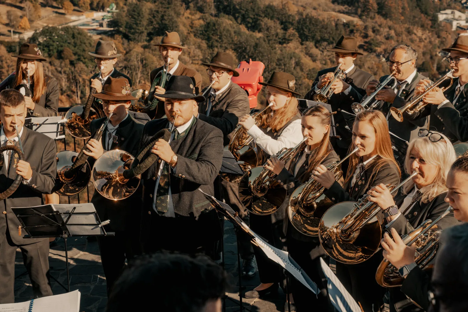 Blasmusik in Tracht auf der Terrasse