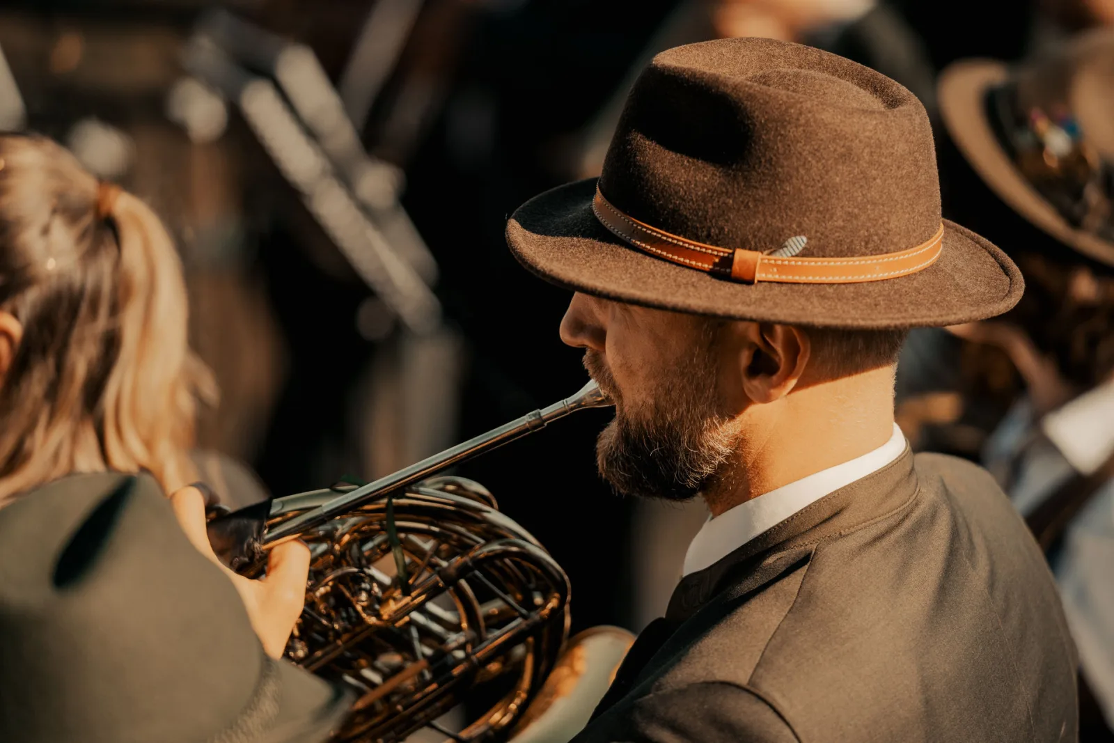 Hornist mit Hut beim Spielen