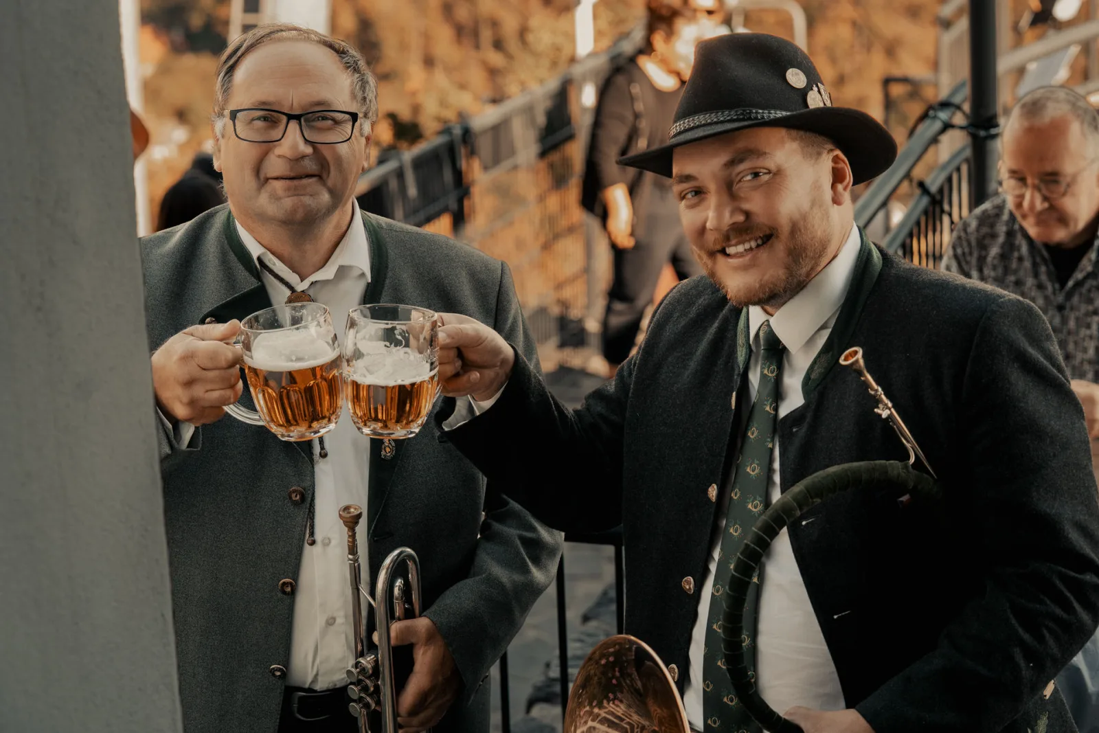Musiker stoßen mit Pilsner an