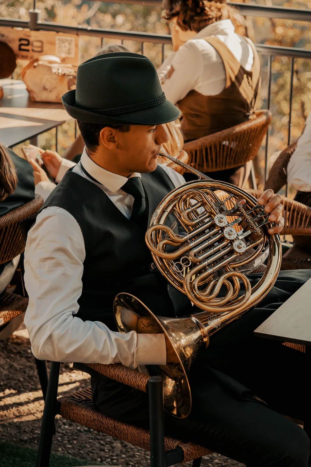 Hornist auf der Terrasse