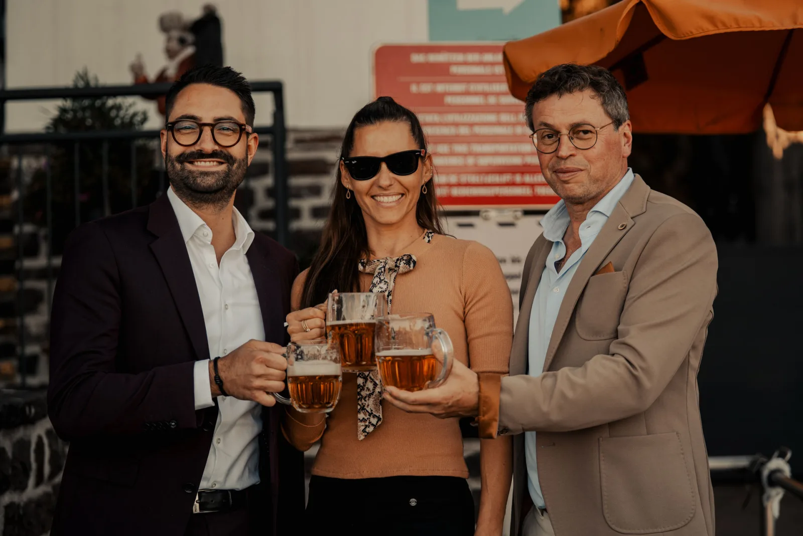 Gäste stoßen auf die Eröffnung an