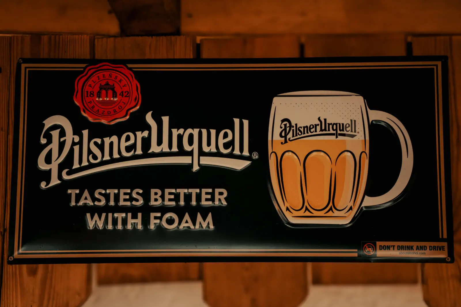 Pilsner-Urquell-Schild im Gastraum