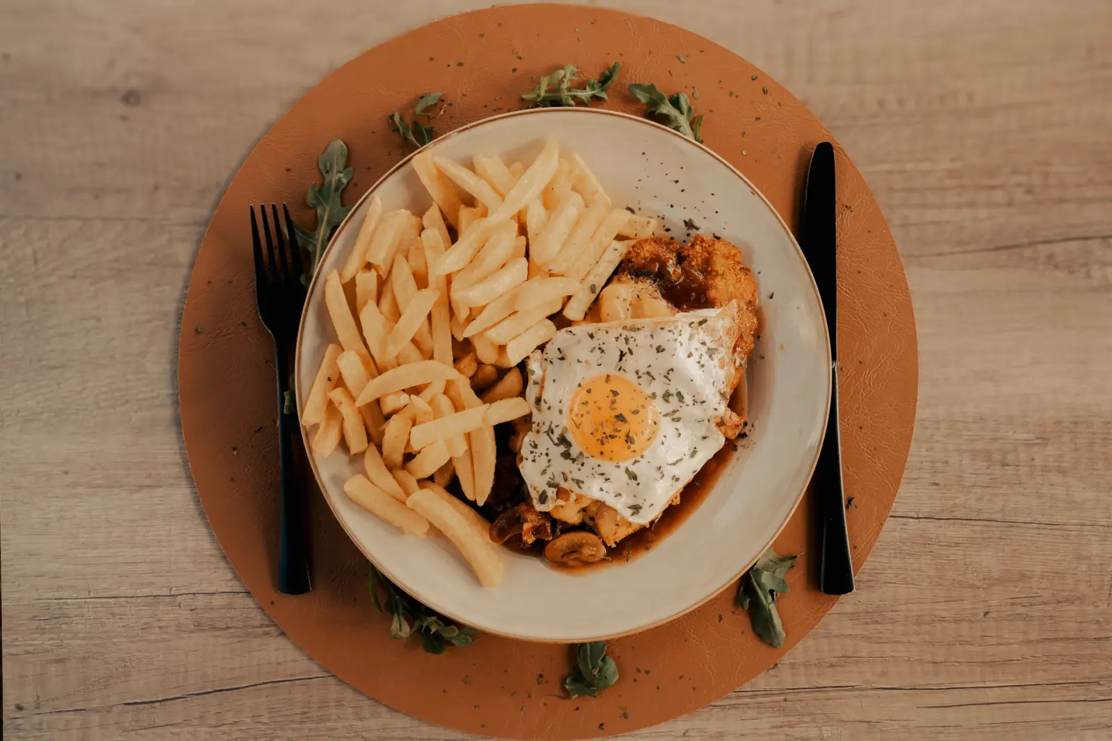 Ourblick-Schnitzel mit Spiegelei und Pommes