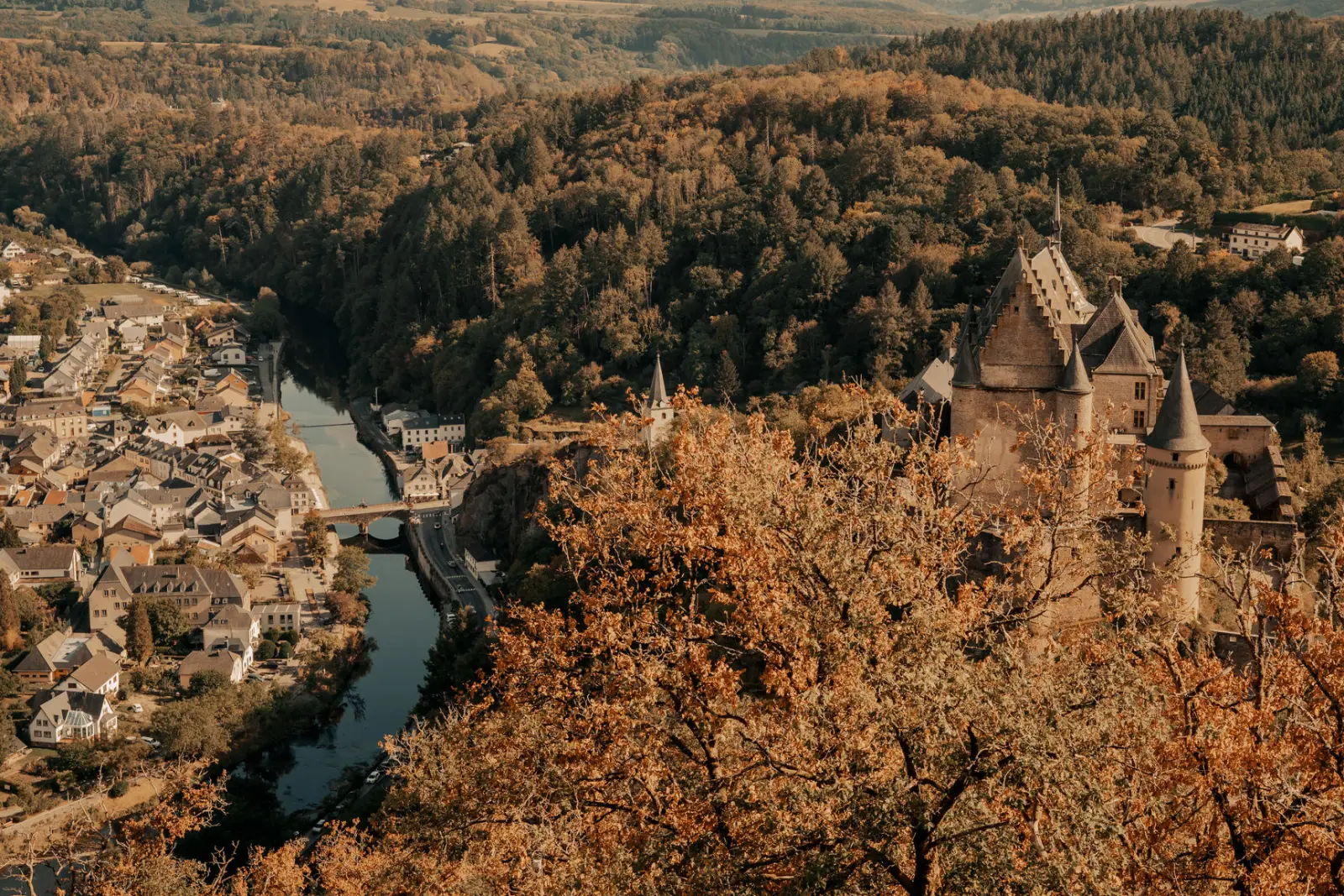 Schloss Vianden und die Altstadt im Tal der Our